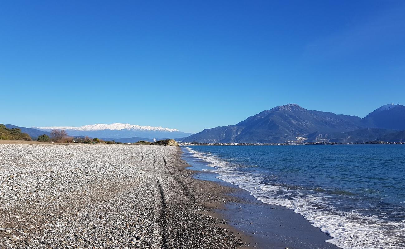 Foto de Karatas beach II con arena gris y guijarros superficie