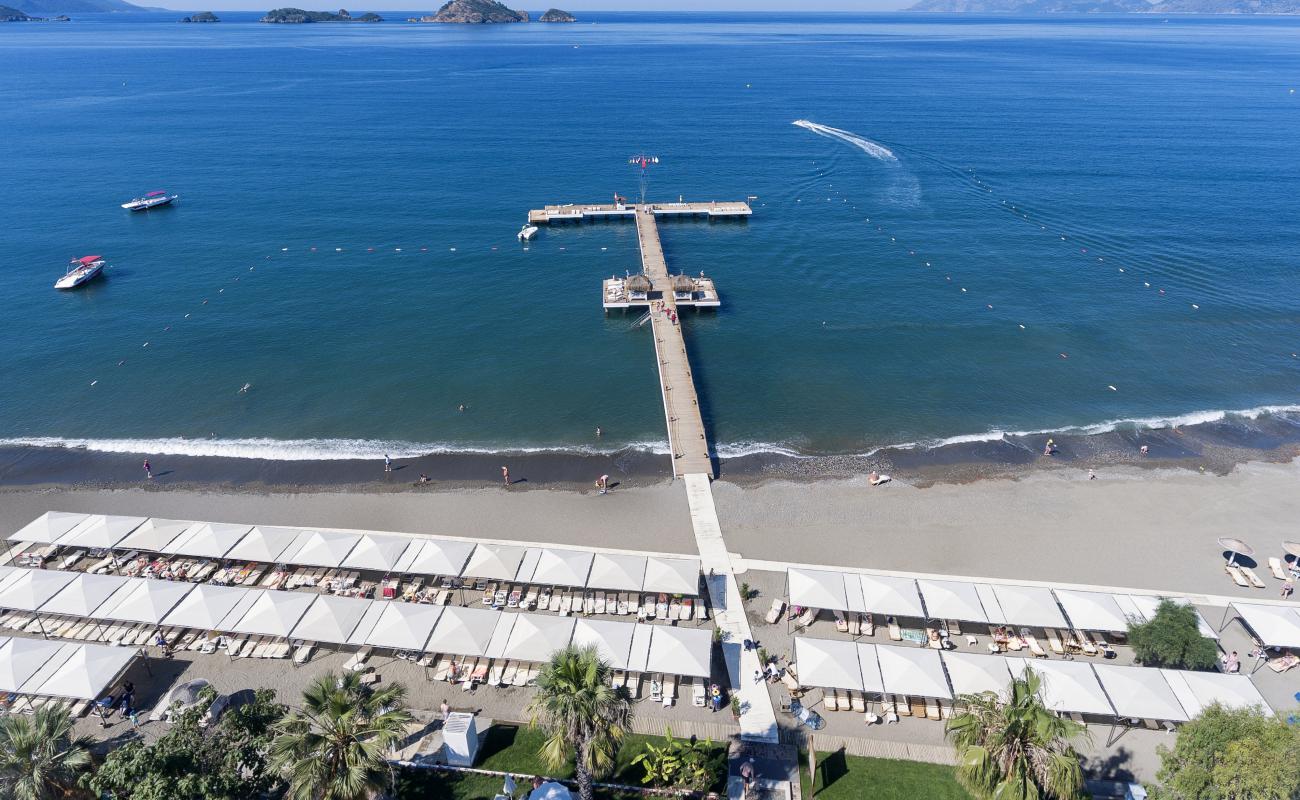 Foto de Yaniklar beach con guijarro gris superficie