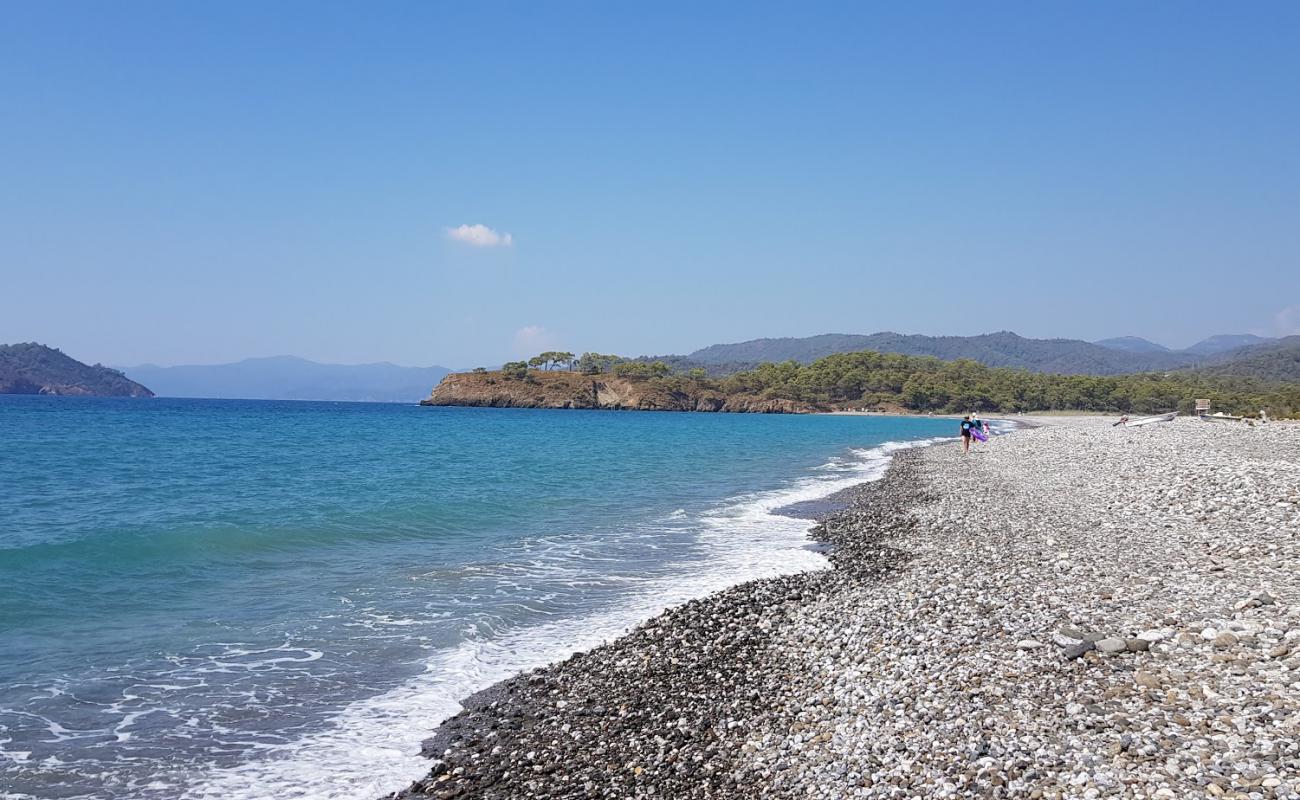 Foto de Karaot beach con arena gris y guijarros superficie