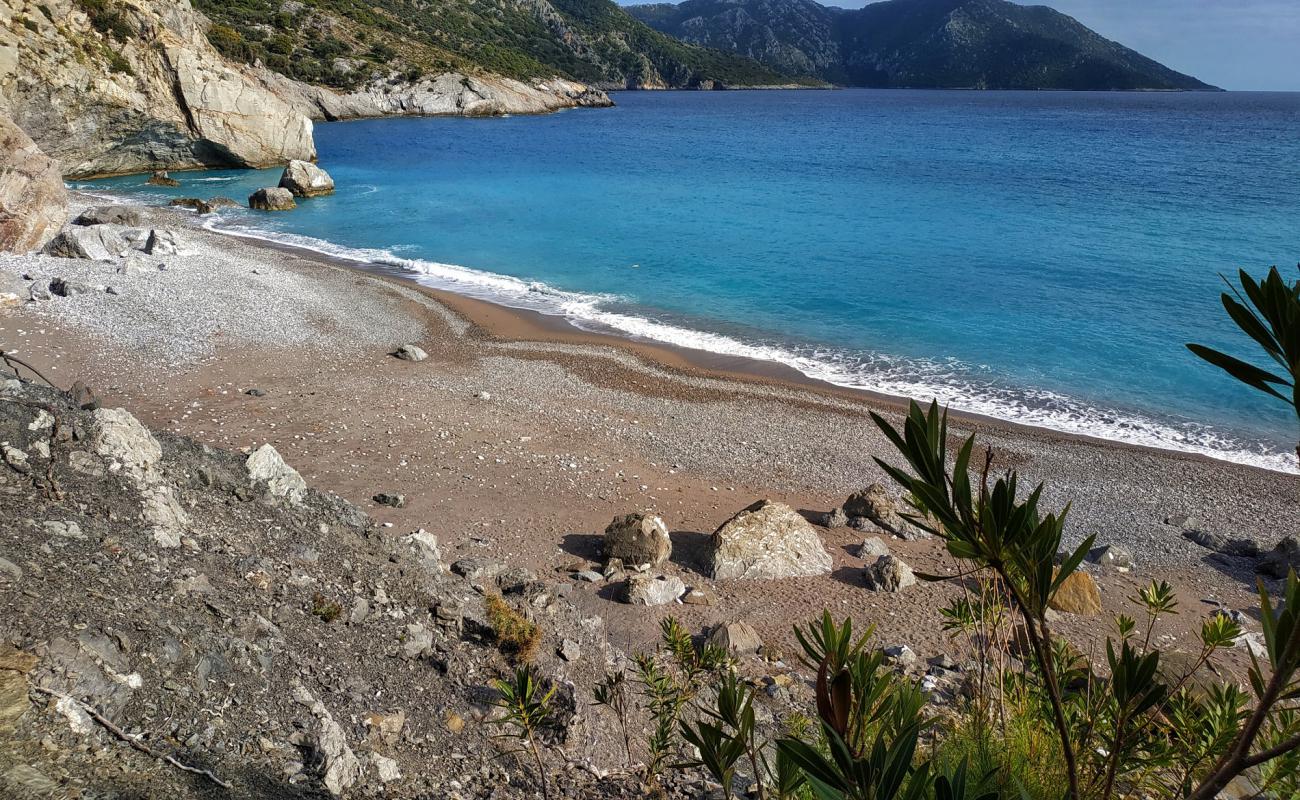 Foto de Kayacik beach III con arena/guijarros negro superficie