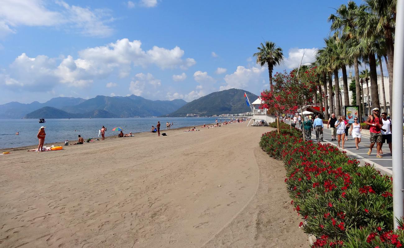 Foto de Marmaris Plaji con arena brillante superficie