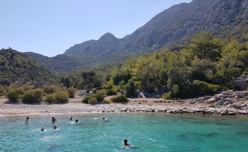 Foto de Gebekse koyu con arena gris y guijarros superficie