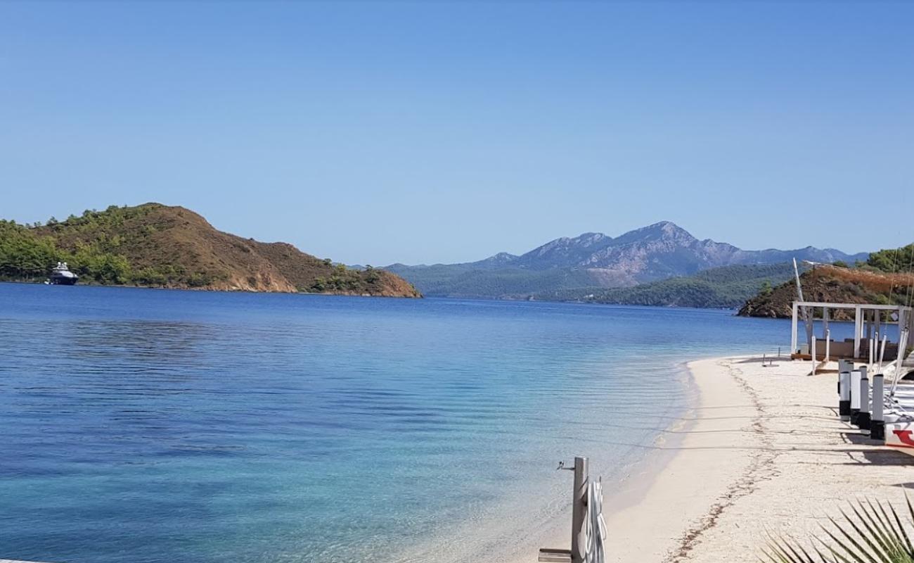 Foto de Playa Manos Tavsan con brillante arena fina superficie