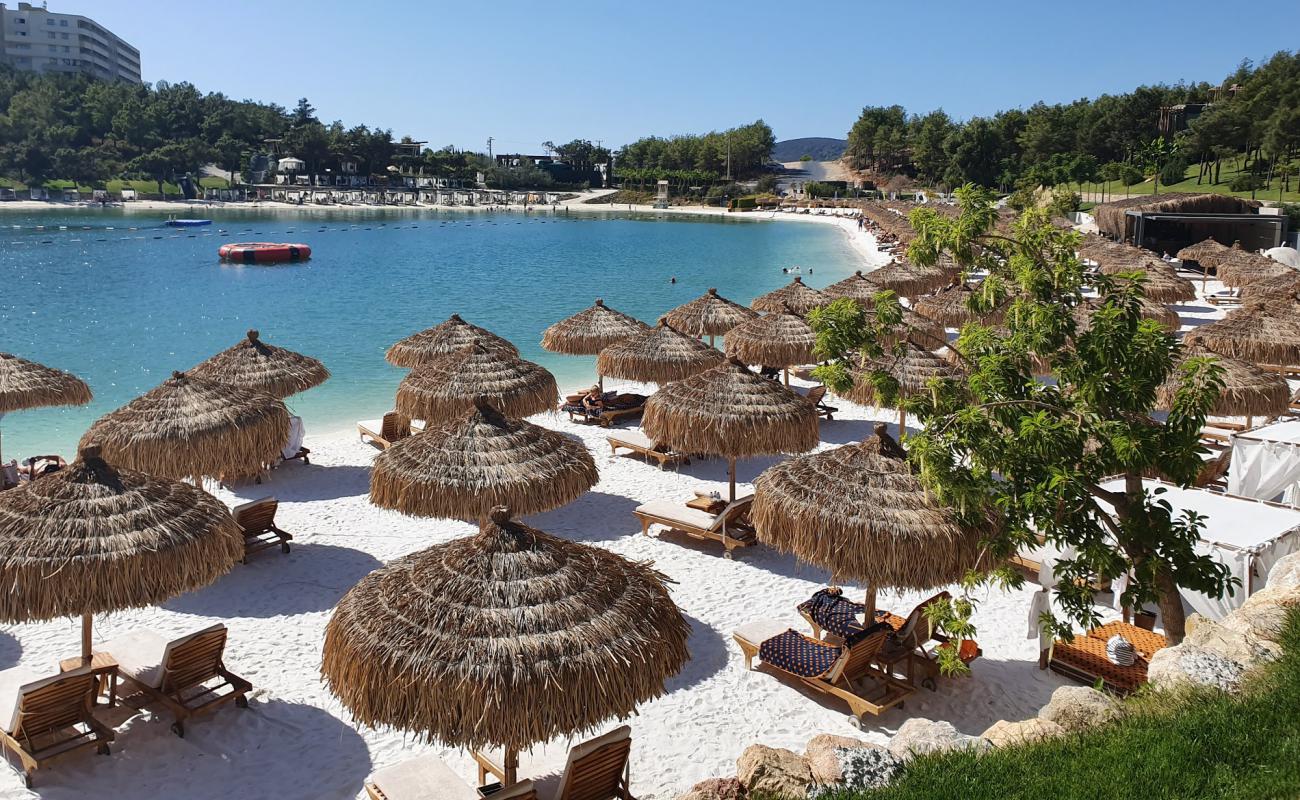 Foto de Playa Lujo Bodrum con brillante arena fina superficie