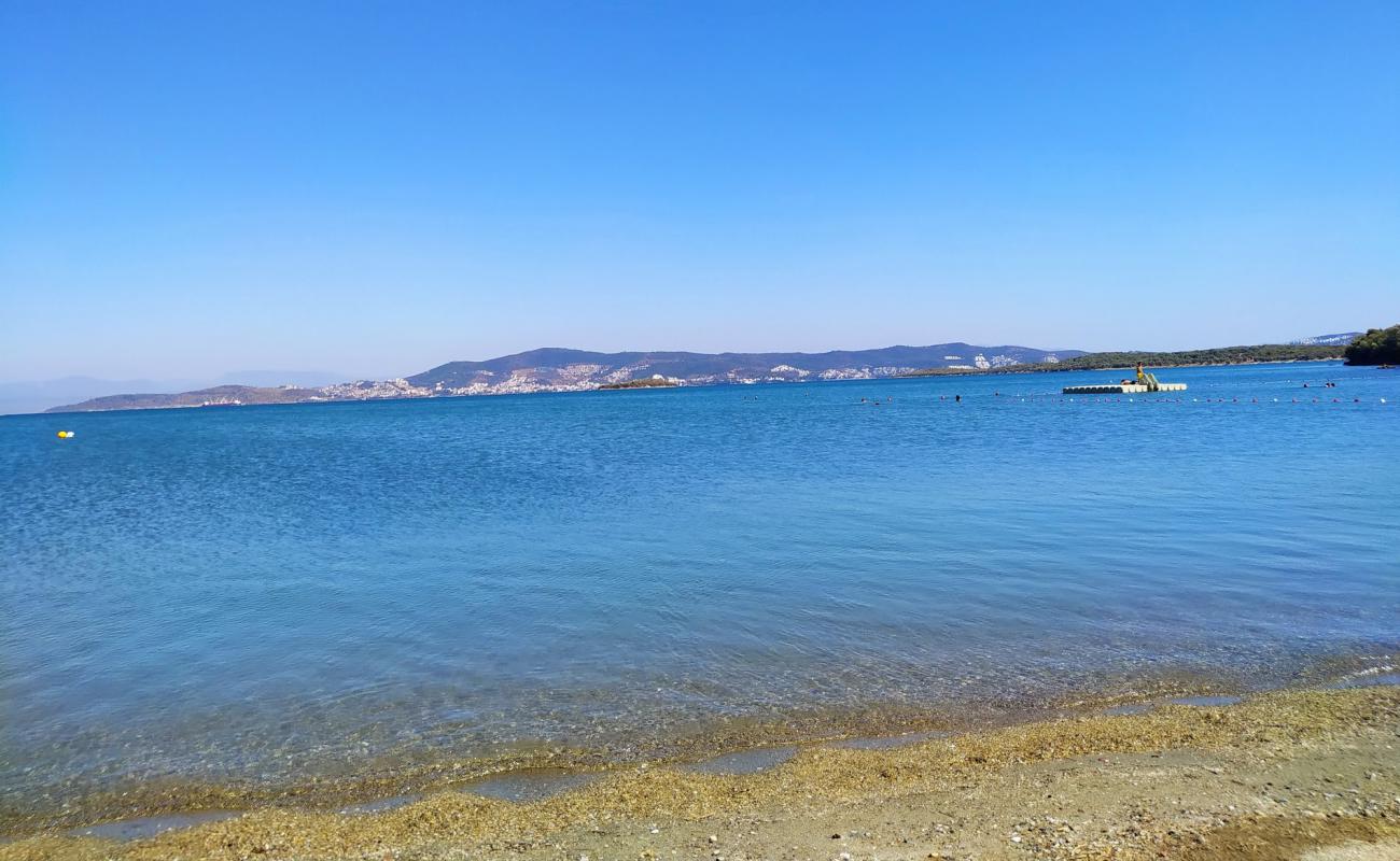 Foto de Iassos beach con arena brillante y rocas superficie