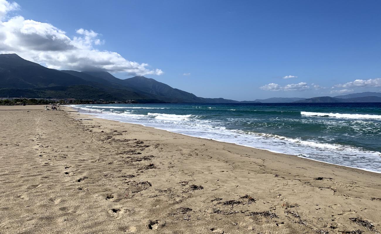 Foto de Kusadasi beach con arena brillante superficie