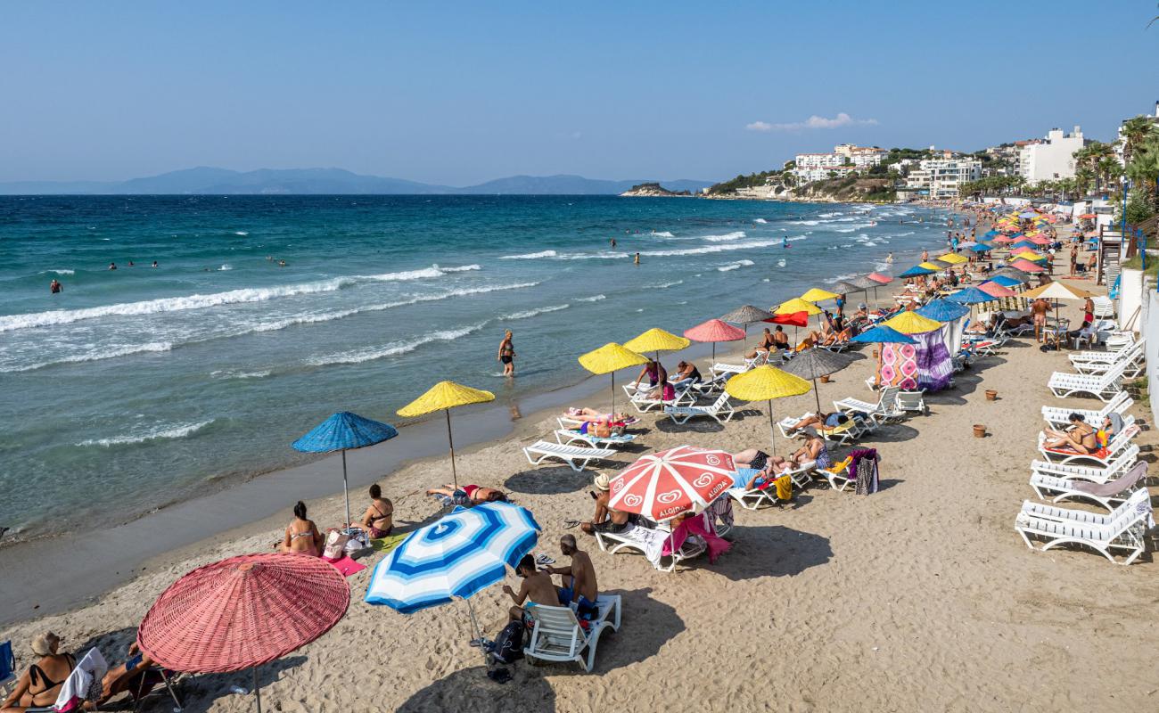 Foto de Kusadasi Ladies beach con brillante arena fina superficie