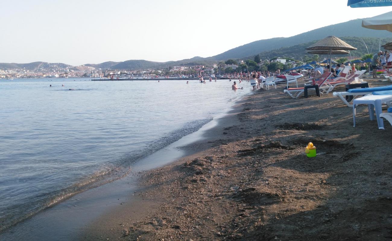 Foto de Yeni Foca Plaji II con arena oscura superficie