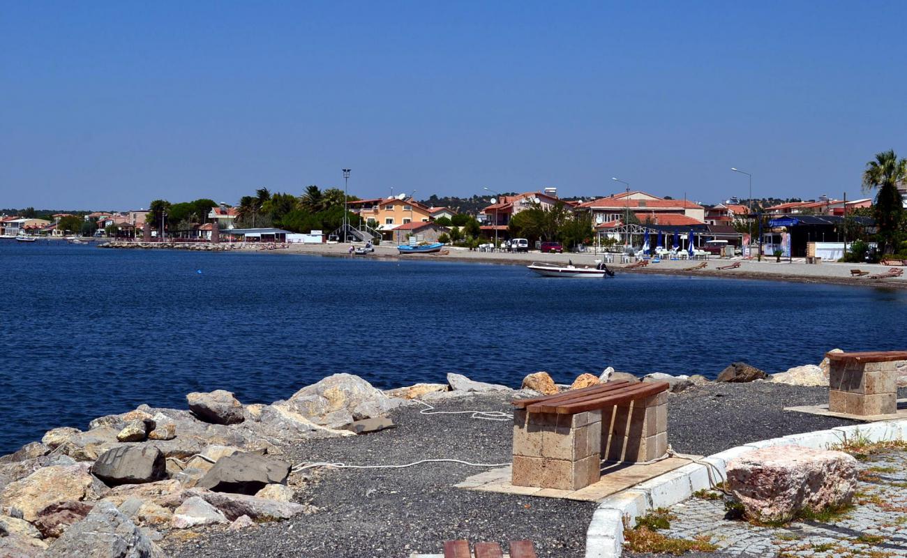 Foto de Shakran beach con arena oscura superficie