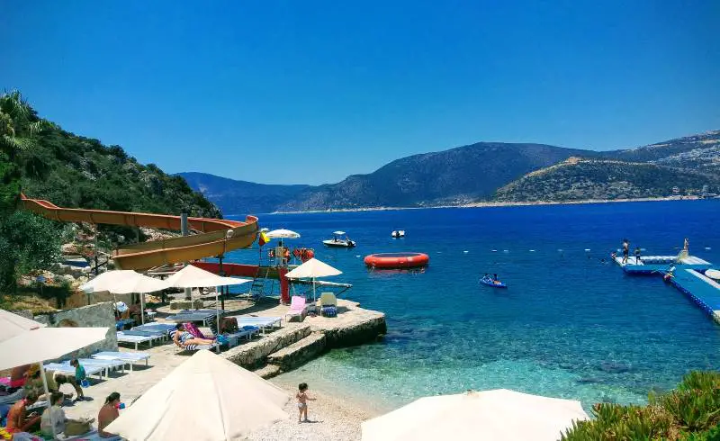 Foto de Parque de la Playa de Kalkan con guijarro fino claro superficie