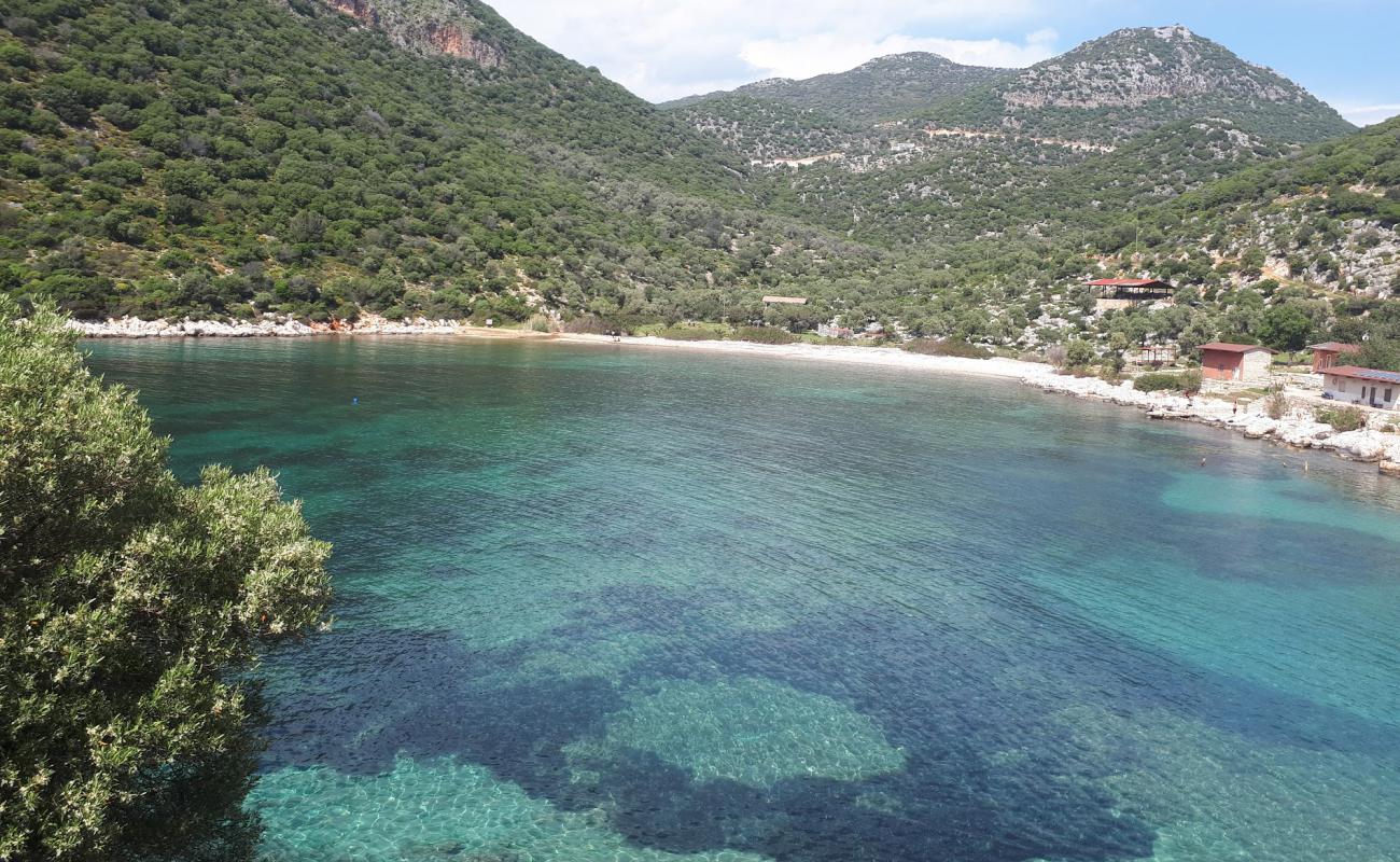 Foto de Inonu bay beach II con guijarro oscuro superficie