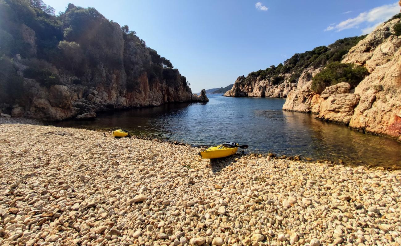 Foto de Inonu bay beach con guijarro ligero superficie