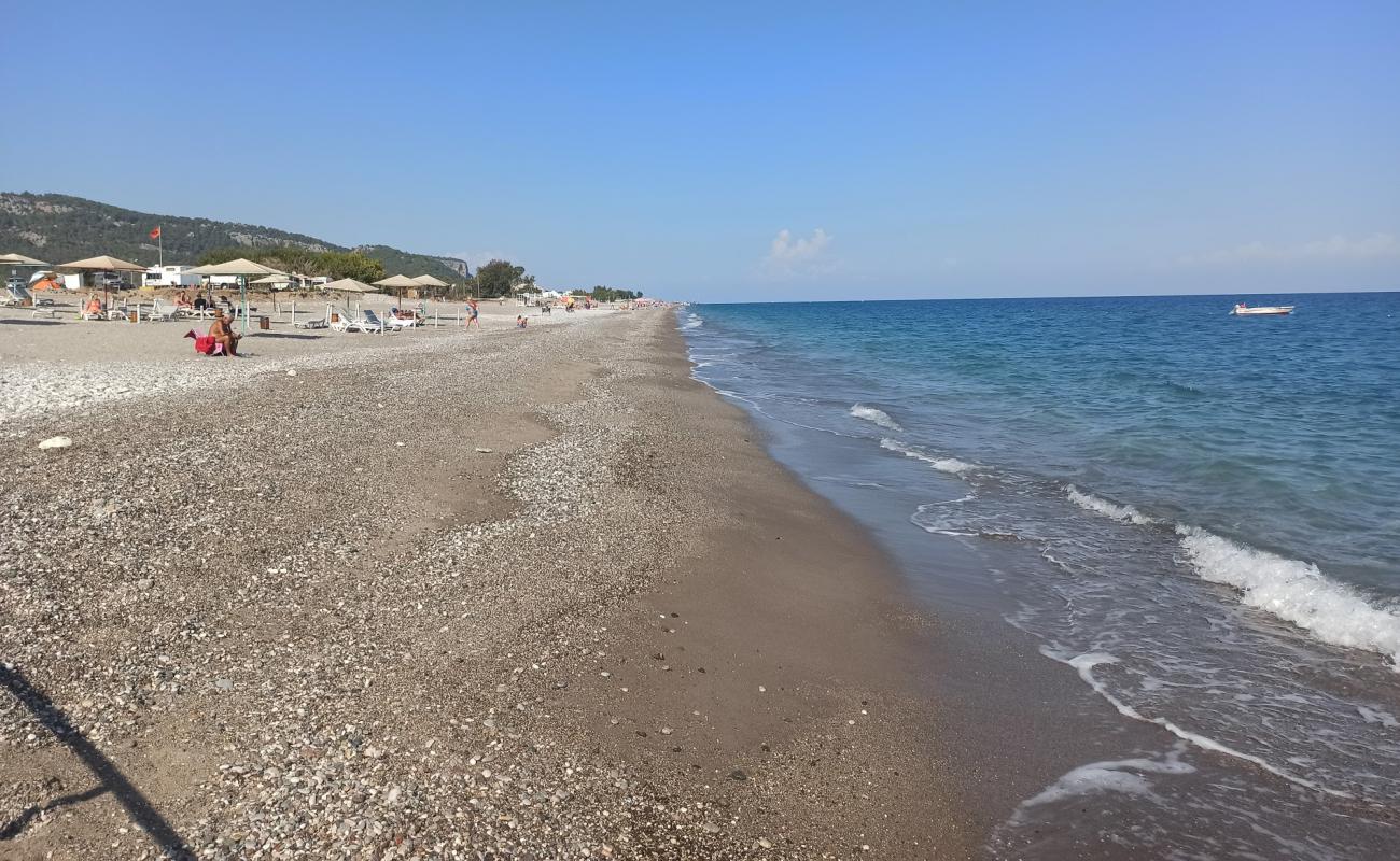 Foto de Playa de Camyuva con guijarro fino oscuro superficie