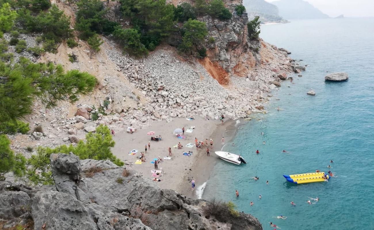 Foto de Trash bay beach con arena gris y guijarros superficie