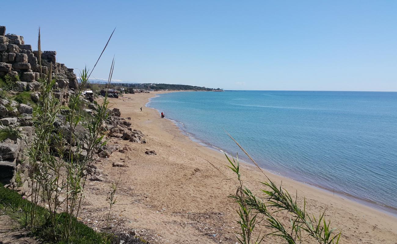 Foto de Side beach III con arena oscura superficie