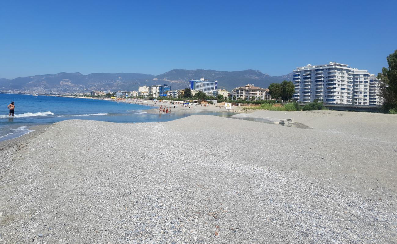 Foto de Tosmur beach con arena/guijarros negro superficie