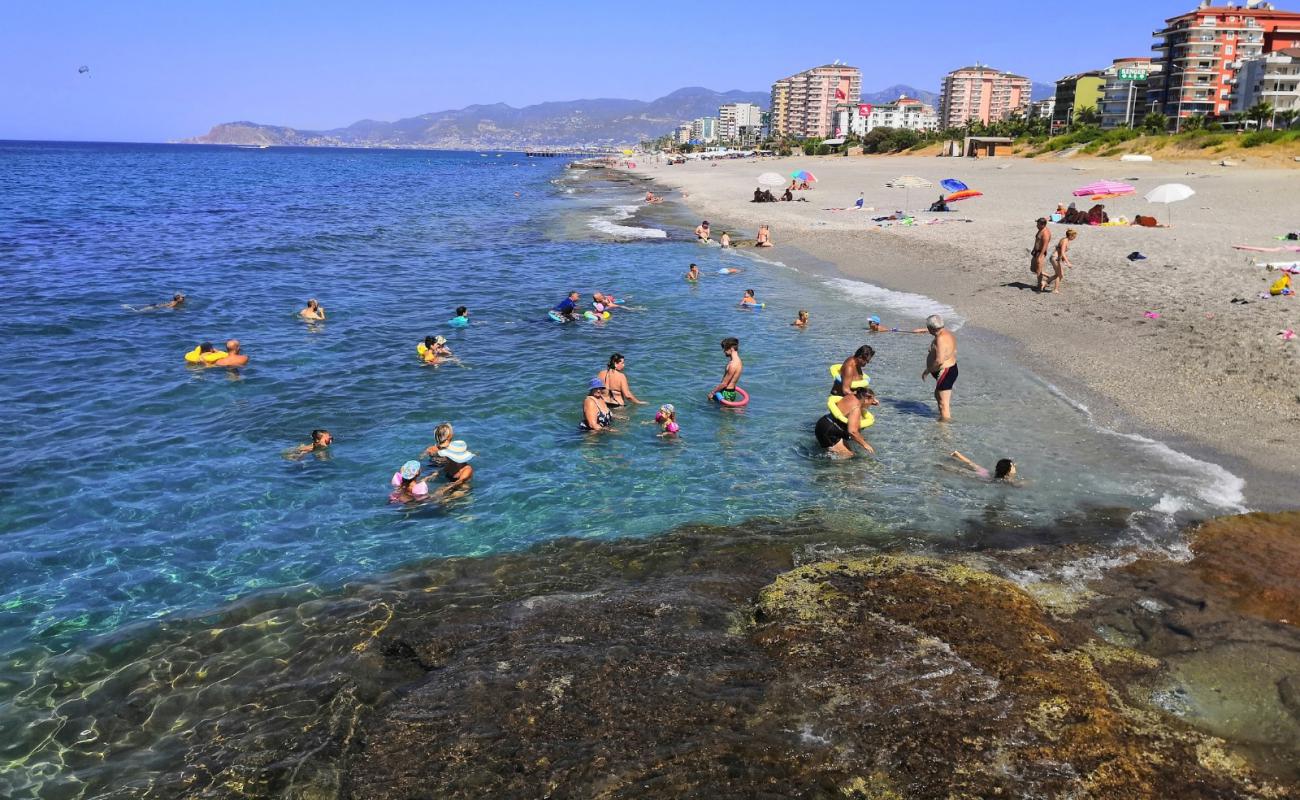 Foto de Mahmutlar beach con guijarro oscuro superficie