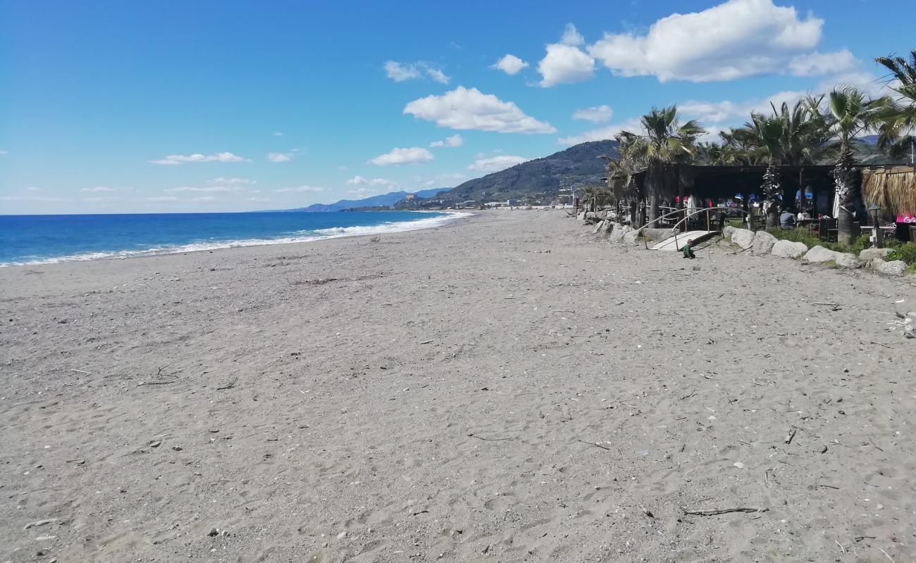 Foto de Demirtas beach con arena oscura superficie