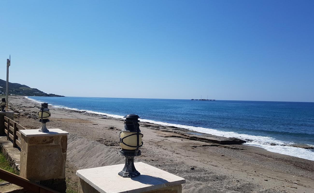 Foto de Demirtas beach II con arena/piedras marrón superficie