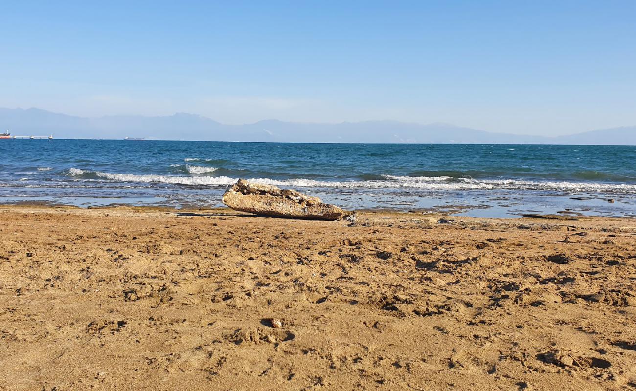 Foto de Yumurtalik beach III con arena brillante y rocas superficie