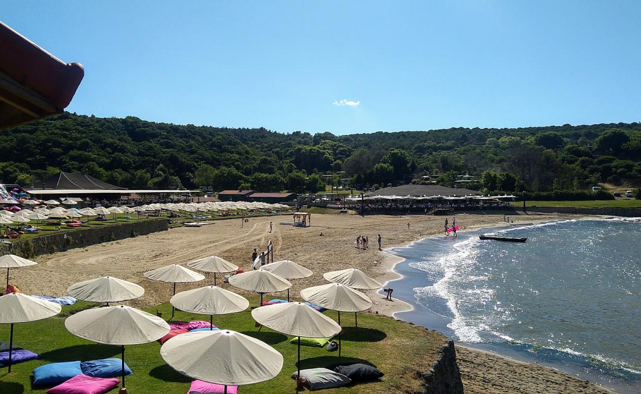 Foto de Uzunya beach con arena brillante superficie