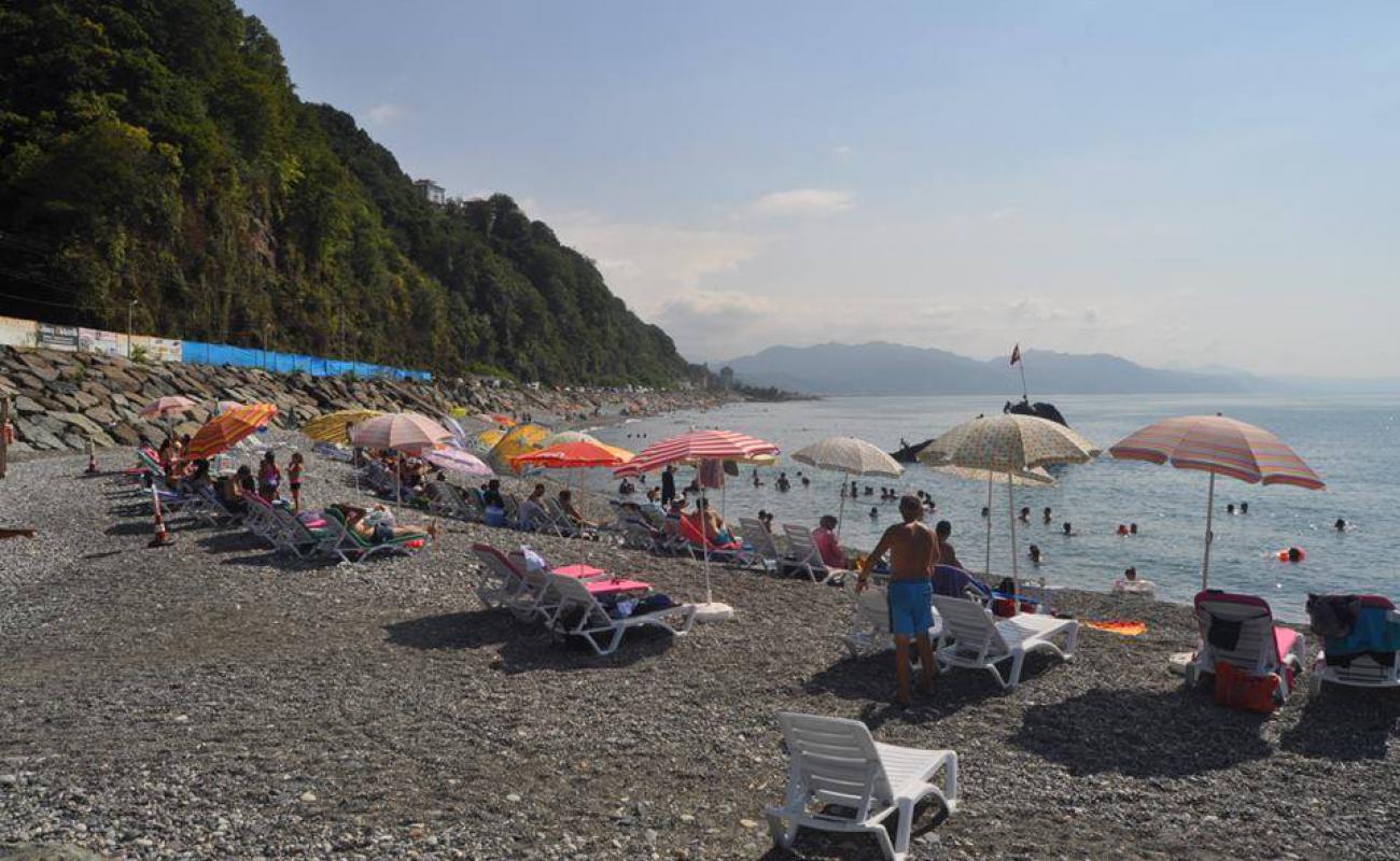 Foto de Kemeralti Family Beach con arena gris y guijarros superficie