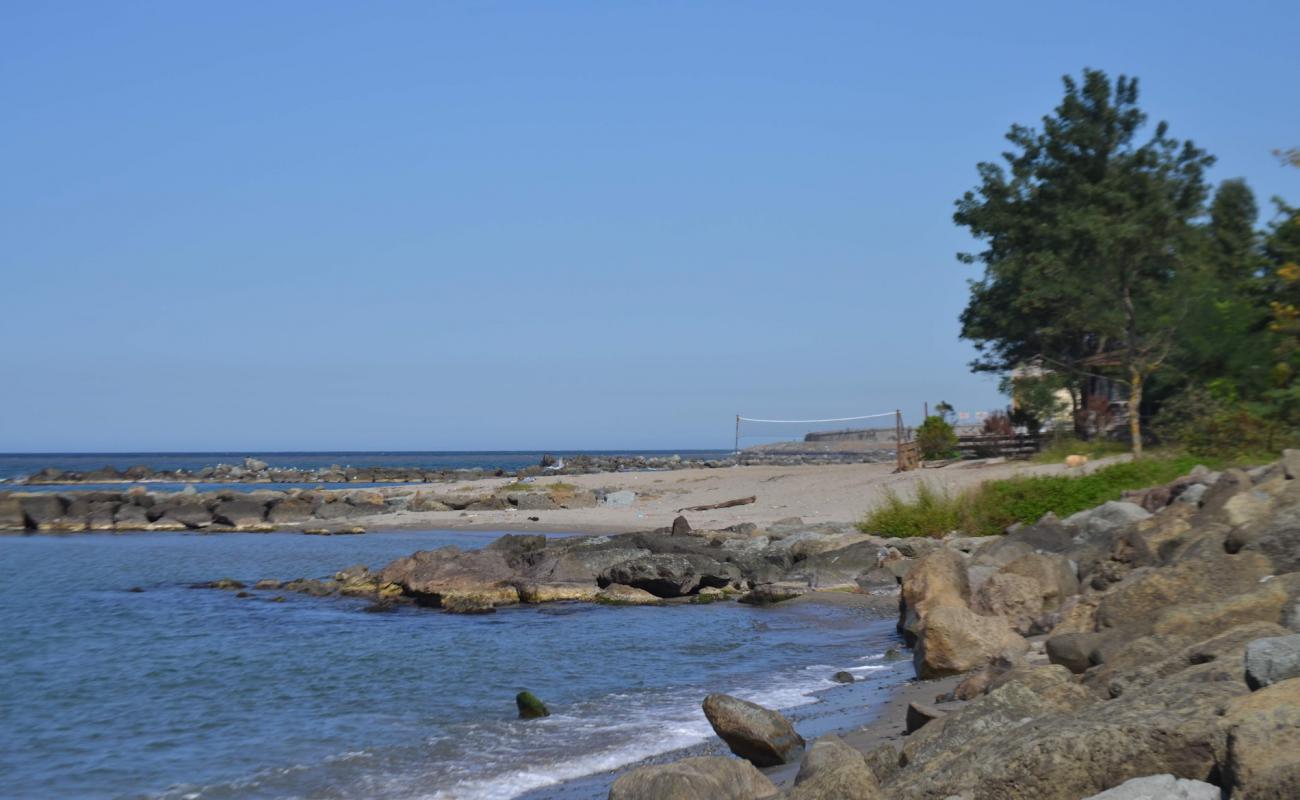 Foto de Kiyicik Family Beach con arena gris y piedras superficie