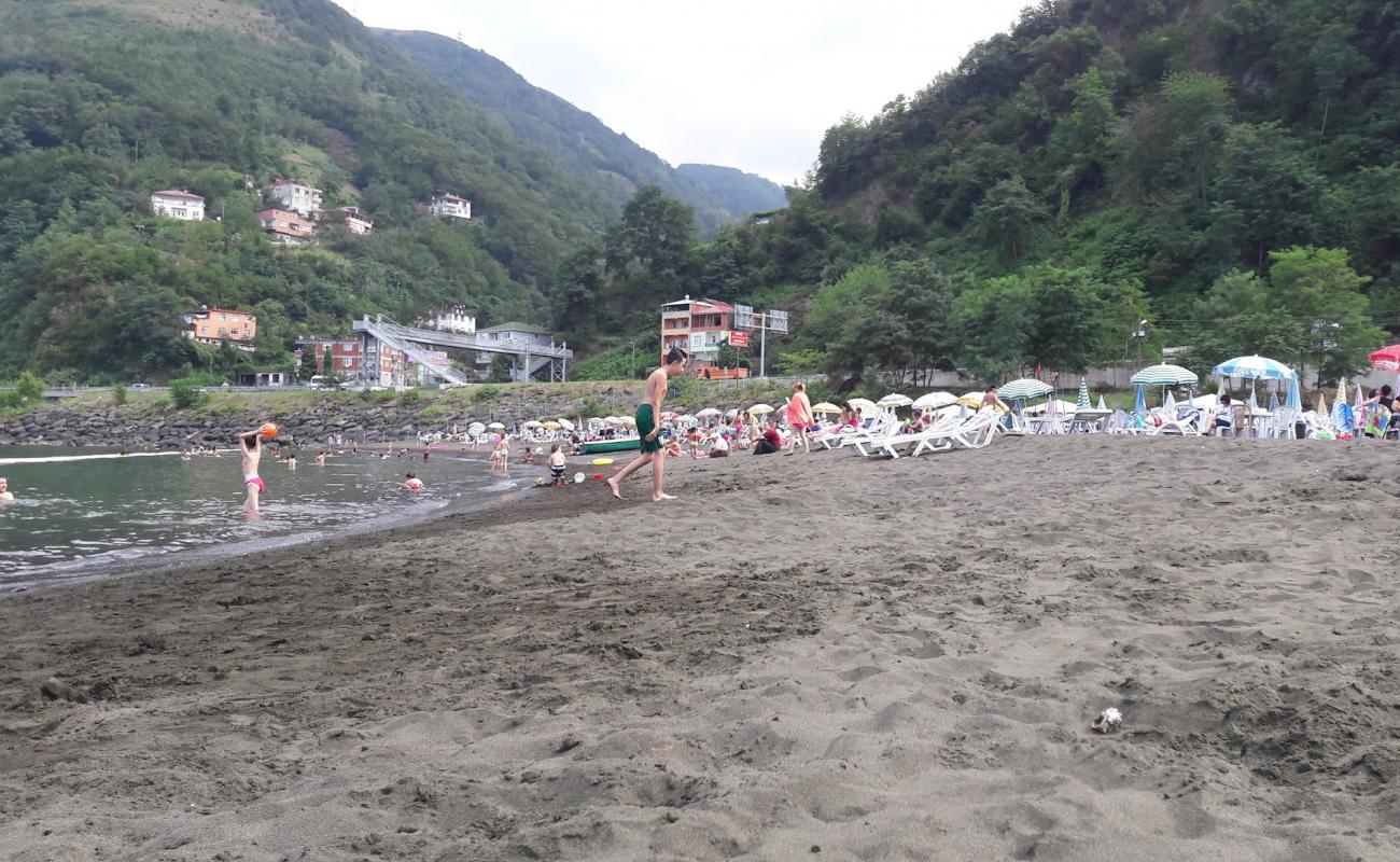 Foto de Yoroz Beach con arena oscura superficie