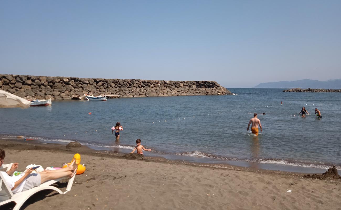 Foto de Besikduzu public beach con arena brillante superficie