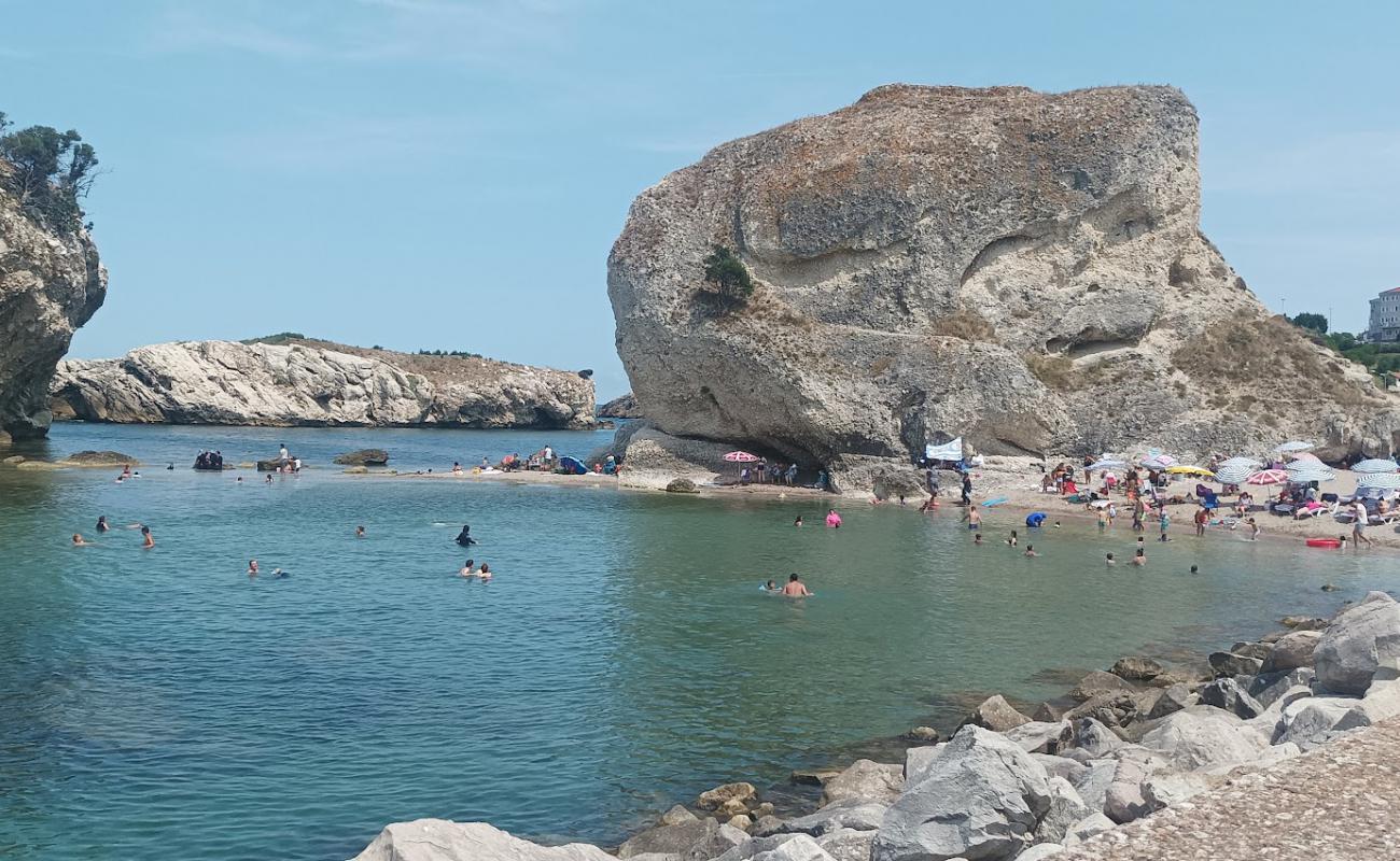 Foto de Sile Central Beach con arena brillante y rocas superficie