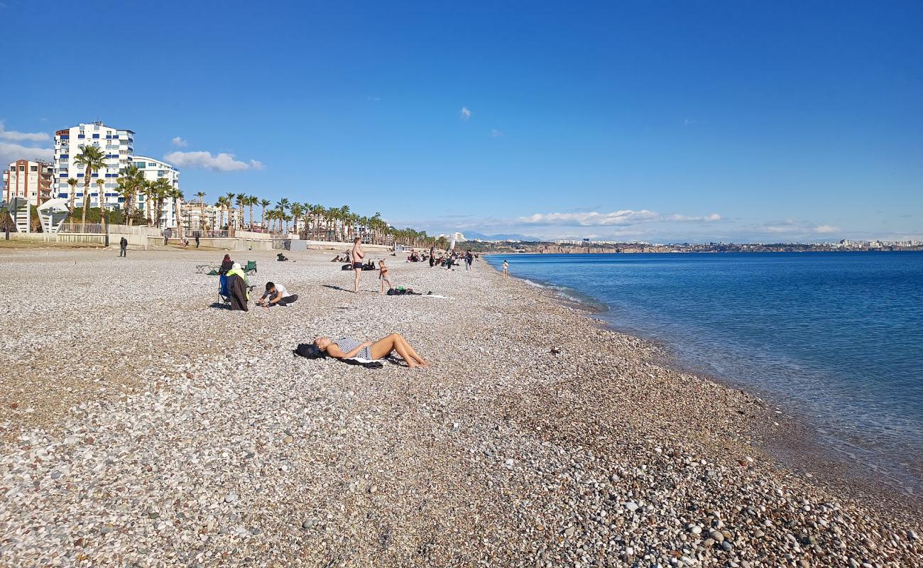 Foto de Playa de Konyaalti con arena gris y guijarros superficie