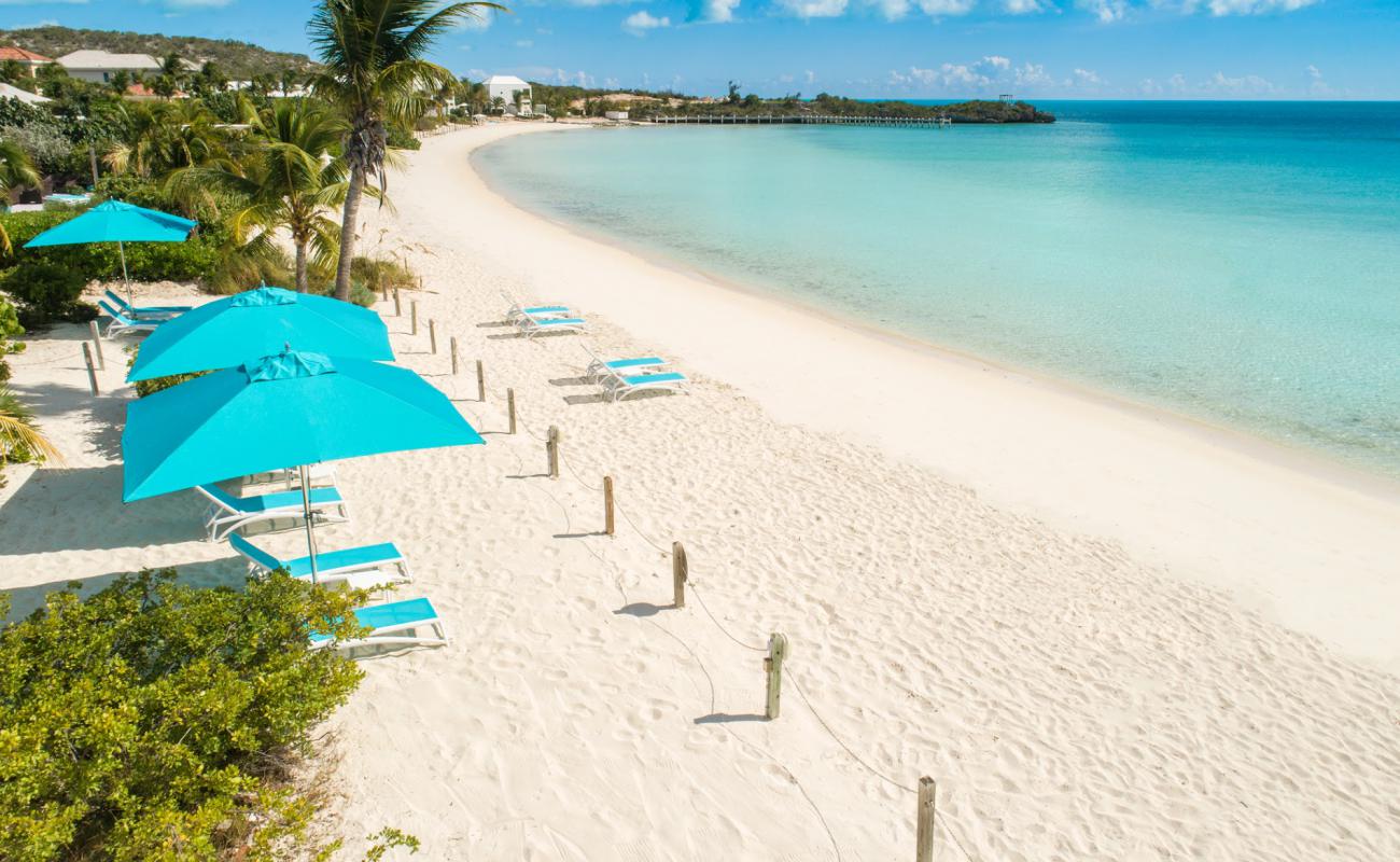 Foto de Playa de Sapodilla Bay con brillante arena fina superficie