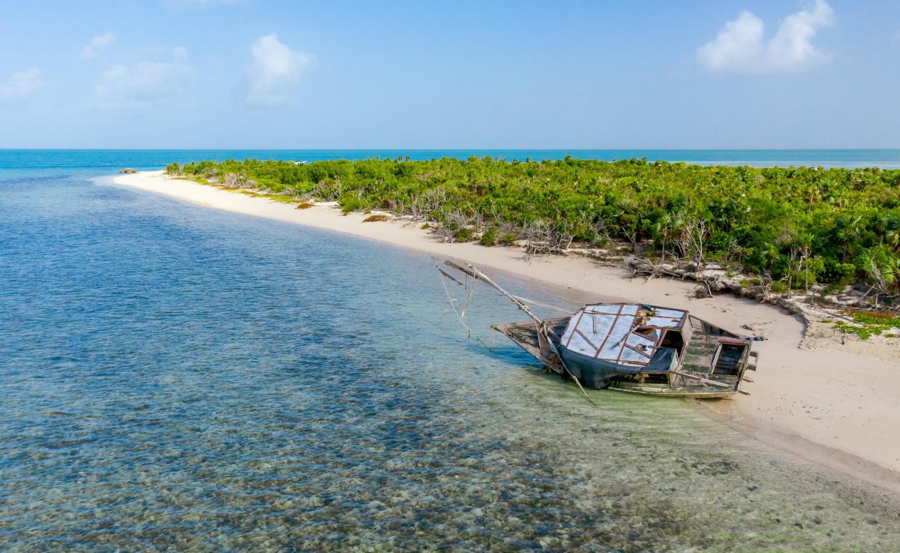 Foto de Bonefish Point beach con arena fina y guijarros superficie