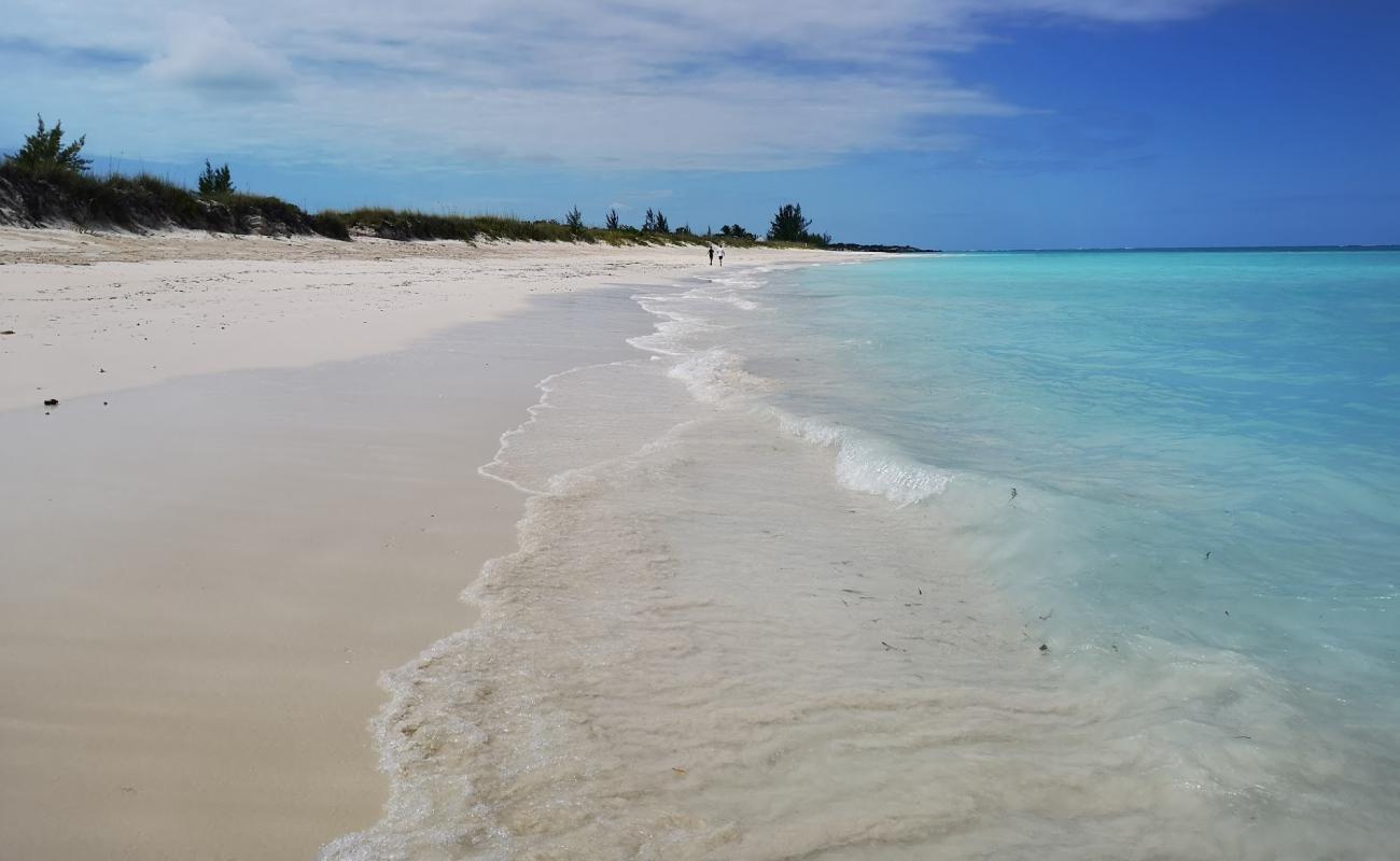 Foto de Playa de Parrot Cay con brillante arena fina superficie