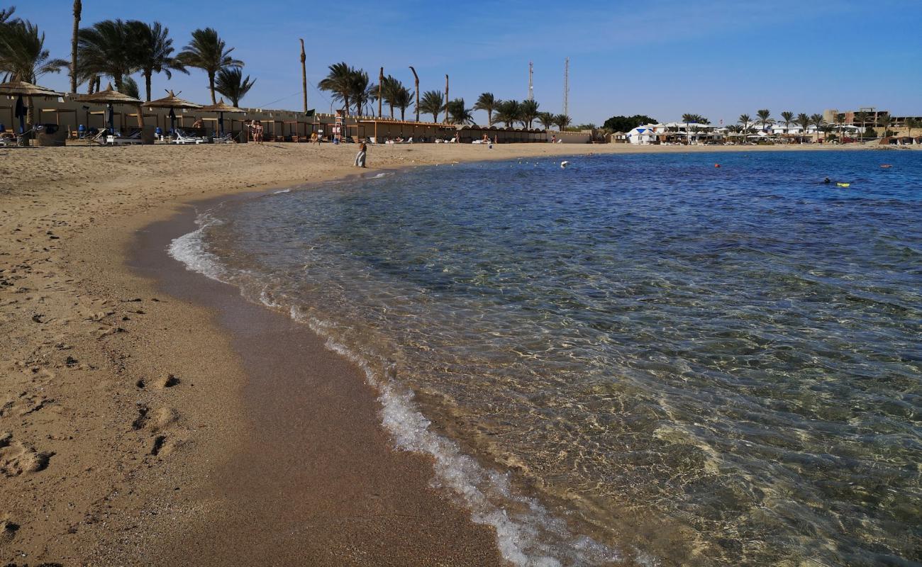 Foto de Coral Garden Resort con arena brillante y rocas superficie