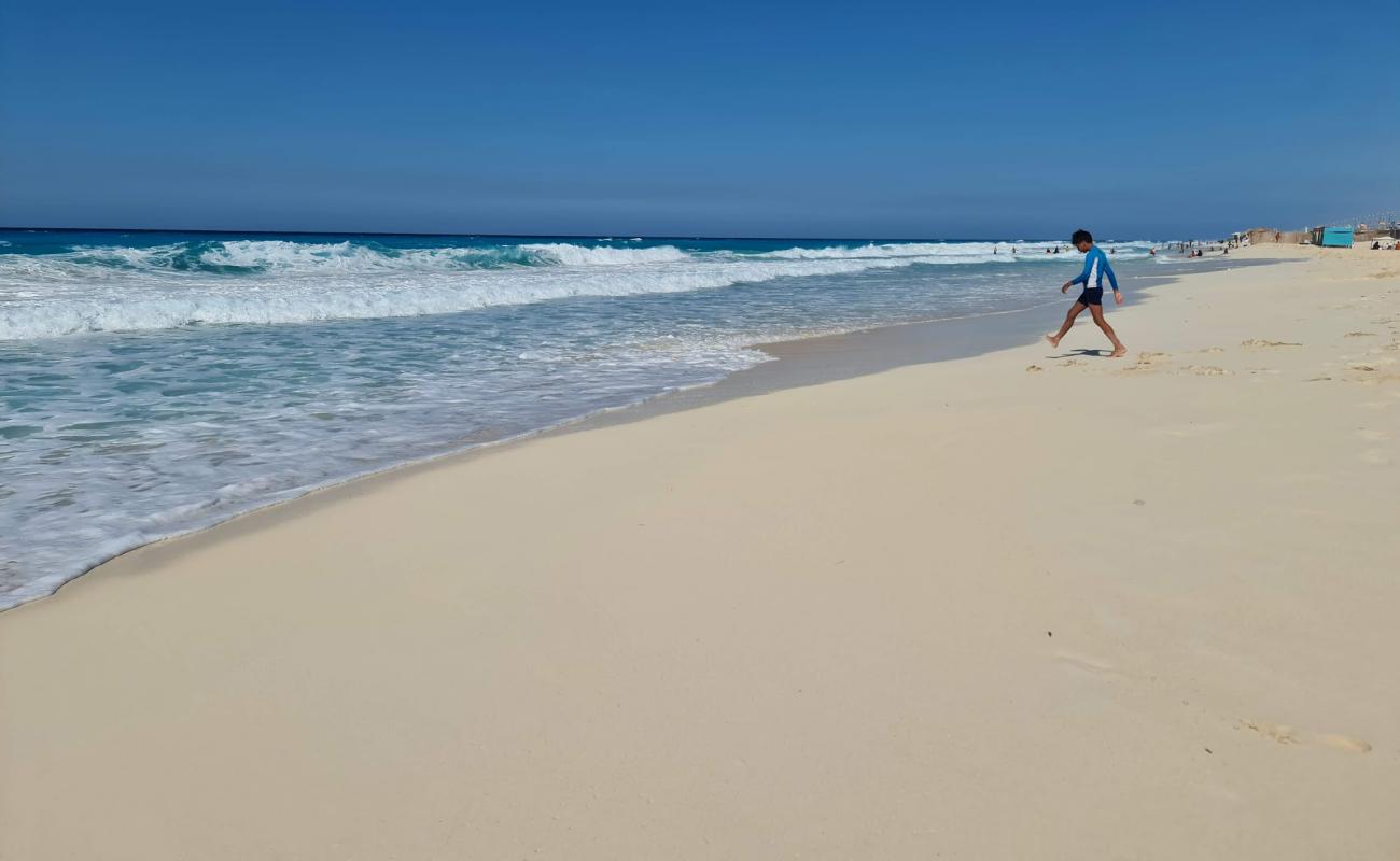 Foto de Blue Sand beach con brillante arena fina superficie