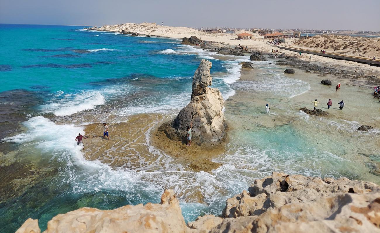 Foto de Cleopatra Bath Beach con arena brillante y rocas superficie