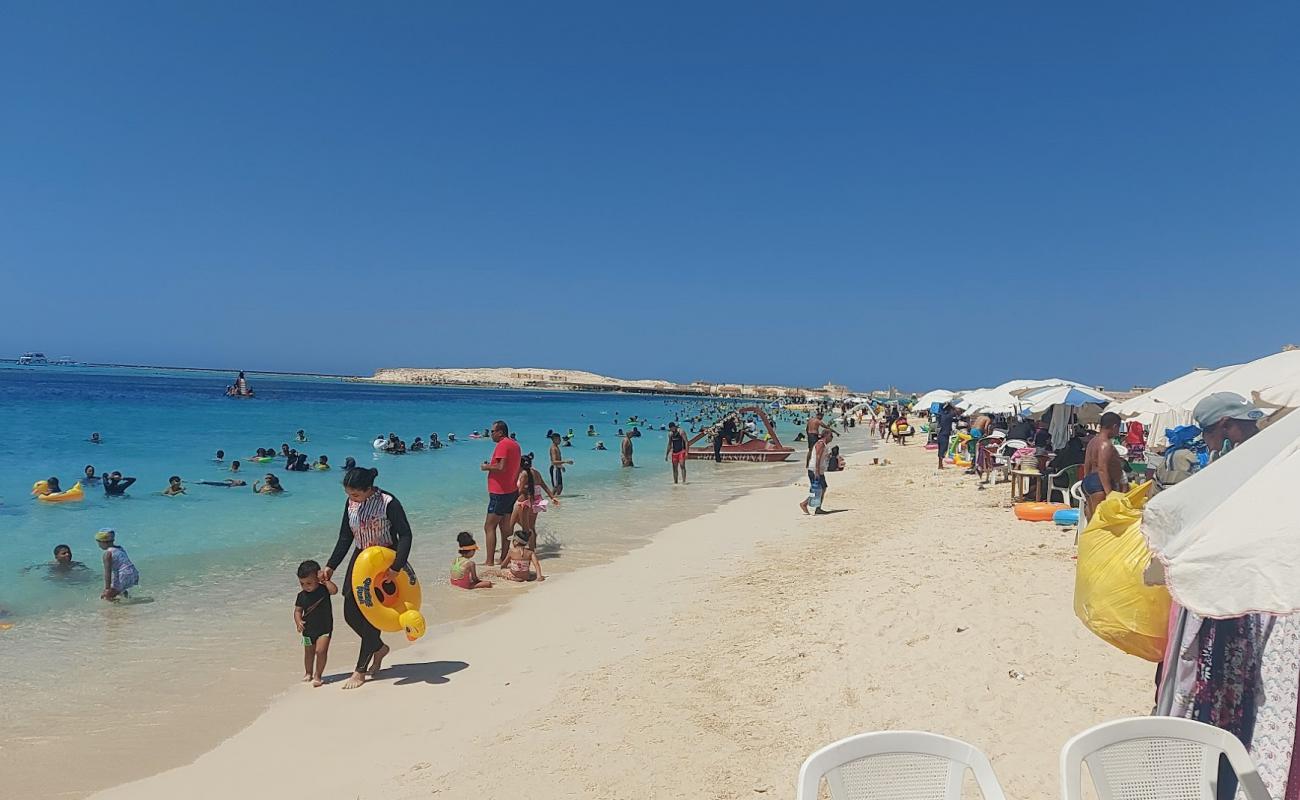 Foto de Al Mubarak Beach con brillante arena fina superficie