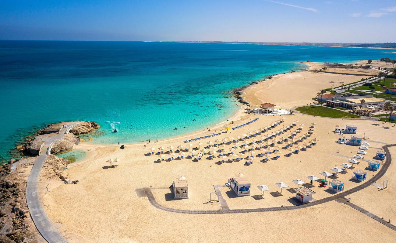 Foto de Rixos Alamein Beach con arena fina blanca superficie