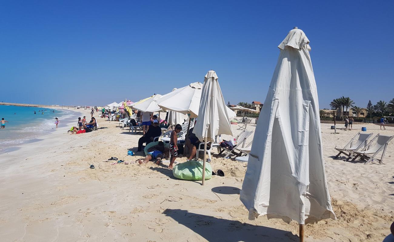 Foto de La Femme Beach con arena fina blanca superficie