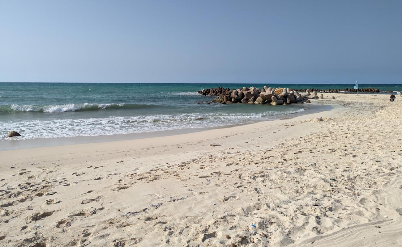 Foto de Al Bahri Beach con arena blanca superficie