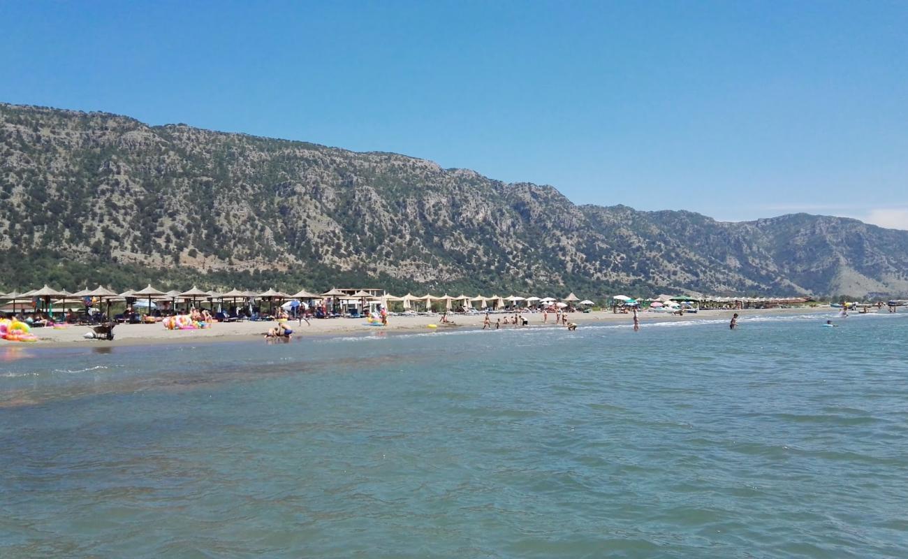 Foto de Velipoja Beach con arena gris superficie