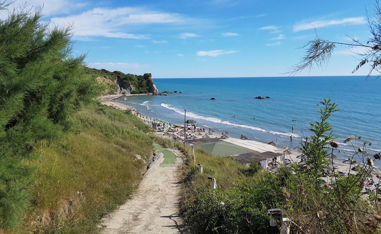 Foto de Portez Beach con brillante arena fina superficie