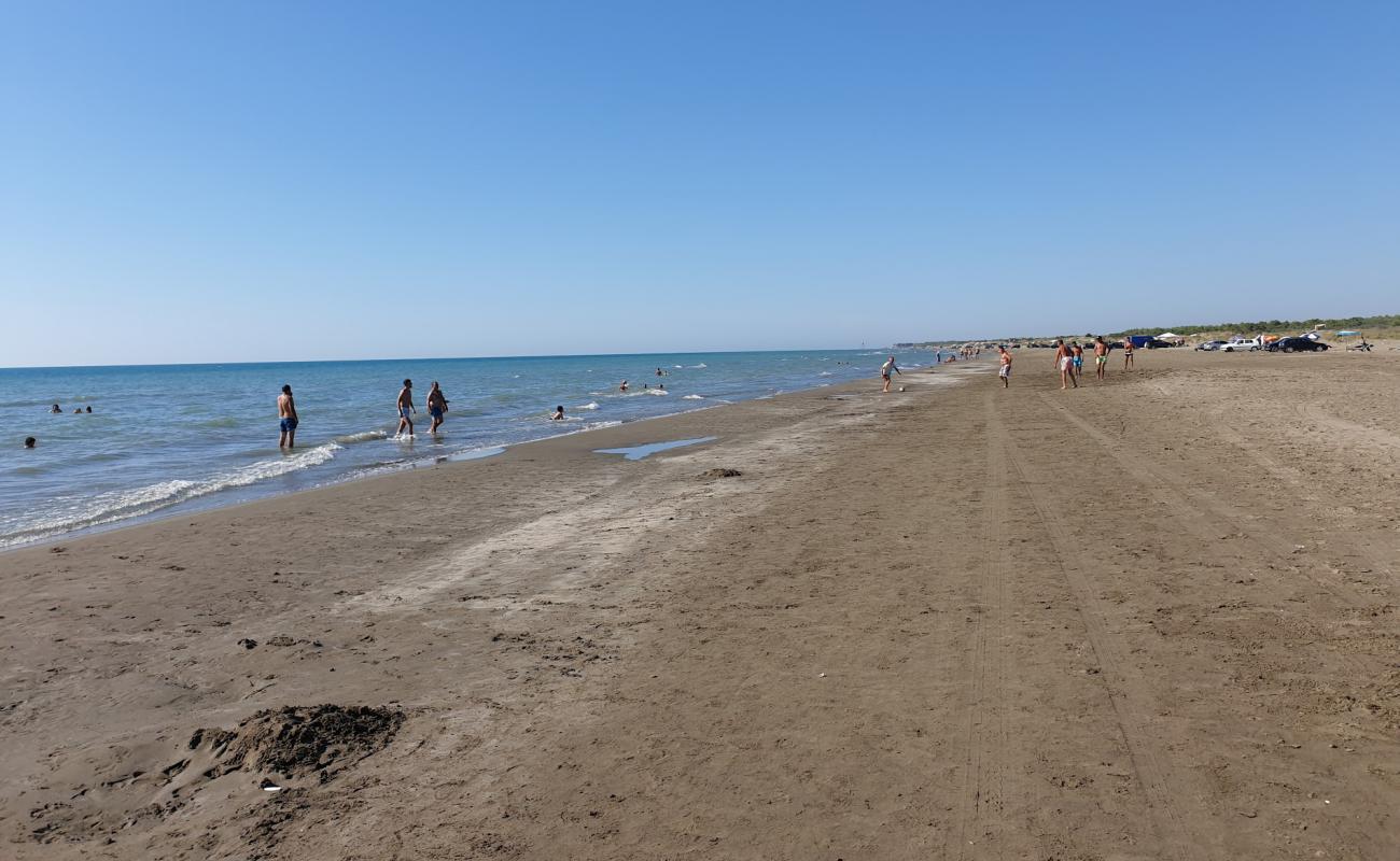 Foto de Semanit III beach con arena oscura superficie