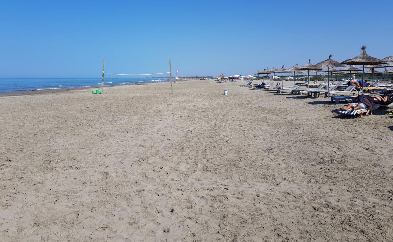 Foto de Seman Beach con arena oscura superficie