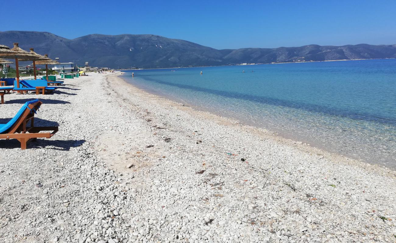 Foto de Orikum beach con guijarro ligero superficie