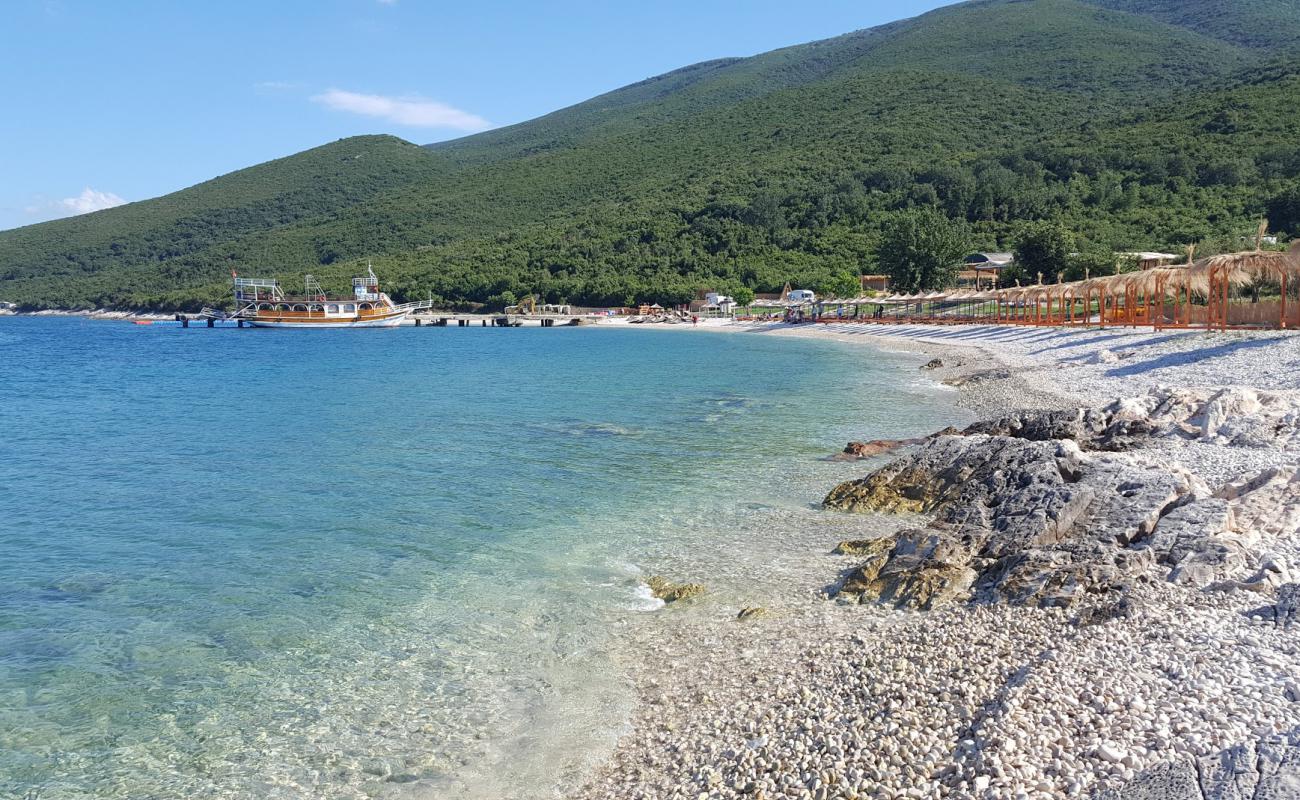 Foto de Gjiri i Shen beach con guijarro ligero superficie