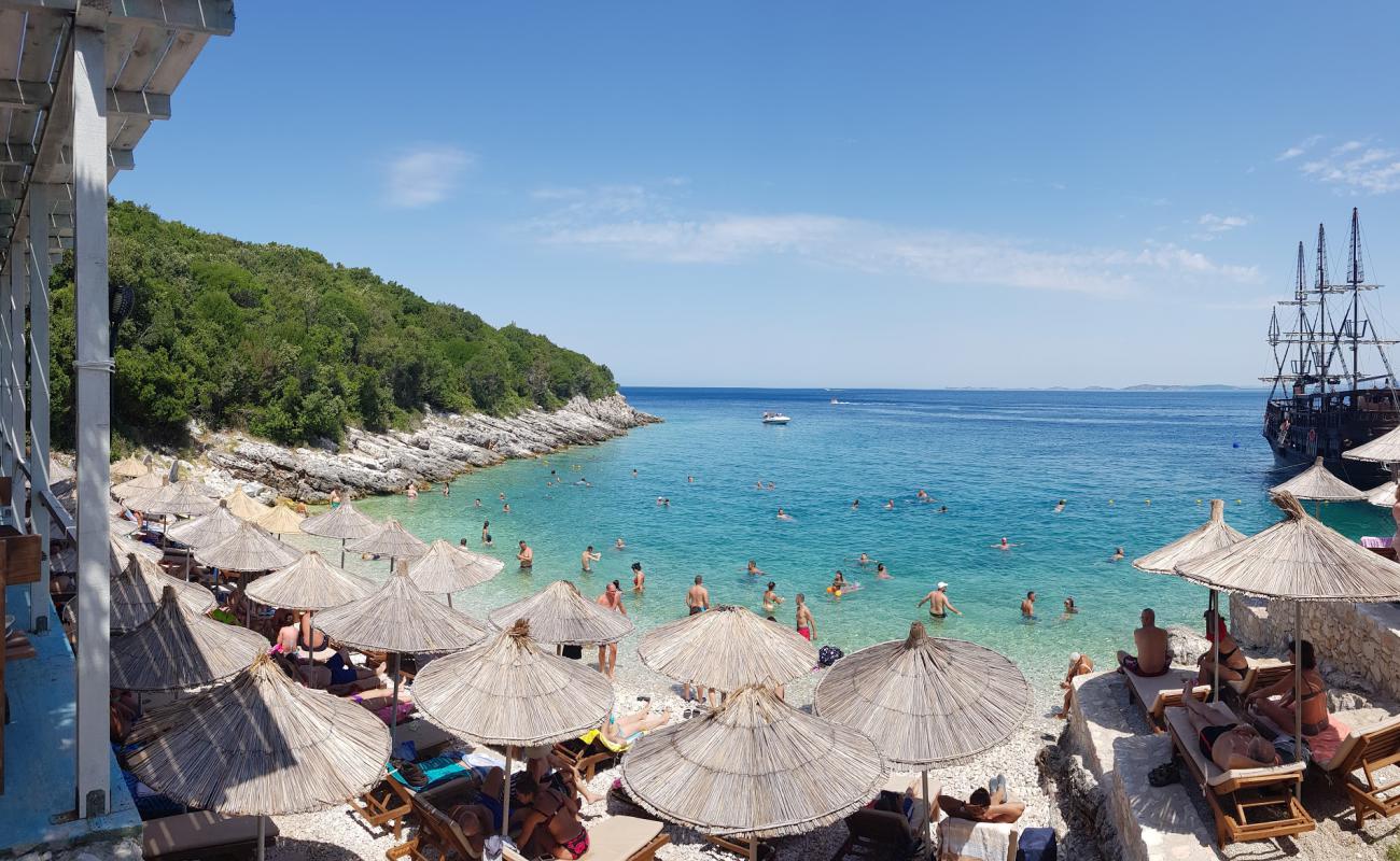 Foto de Karaburun beach con guijarro ligero superficie