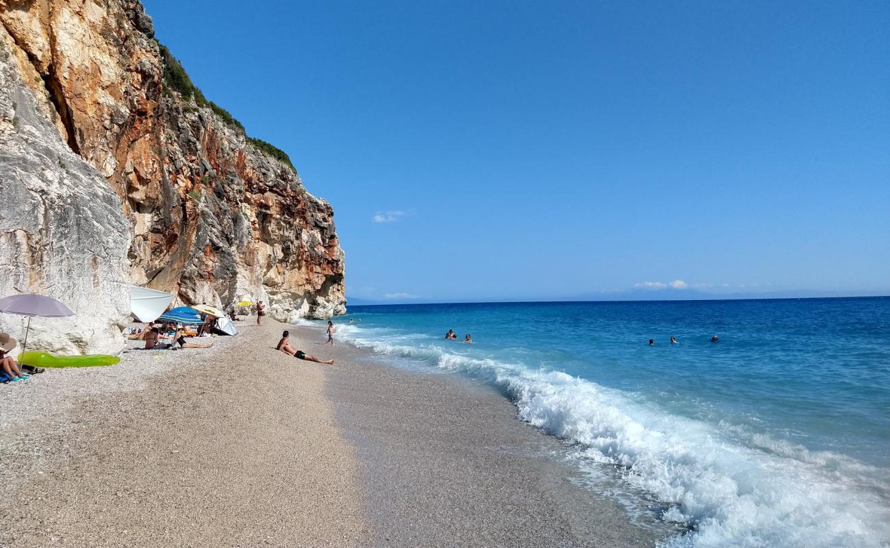 Foto de Playa de Gjipe con guijarro ligero superficie