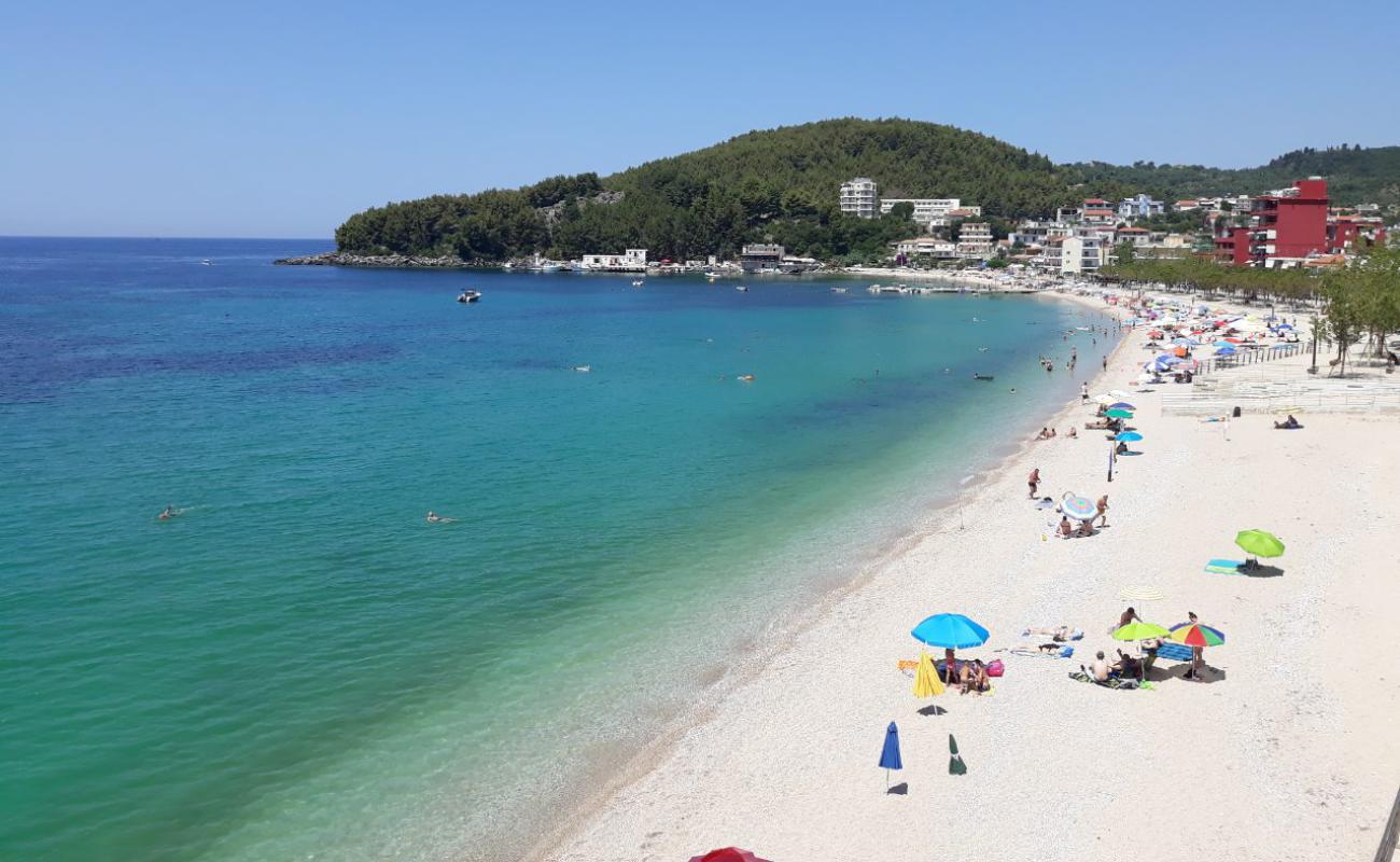 Foto de Himara Beach con guijarro fino claro superficie